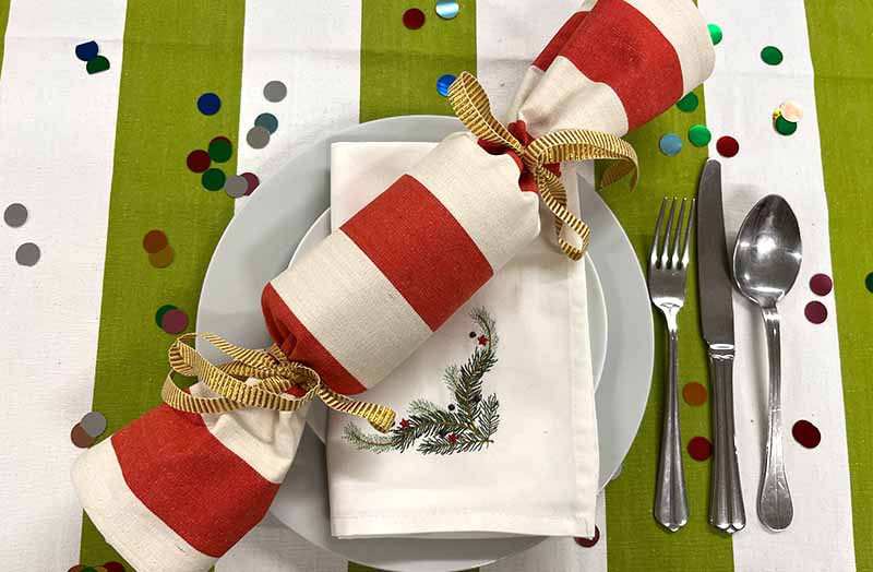 xmas napkin with reusable cracker